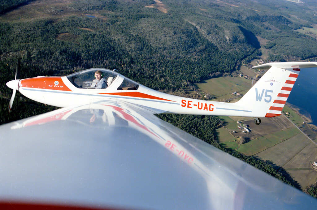 Bilden av Grob 109 och Tavelsjö från 1987, som togs från luften, ger oss en unik möjlighet att se platsen på ett sätt som sällan är möjligt.