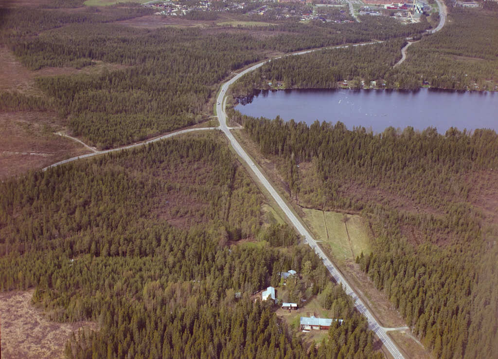 Här kan du se 1988 års flygbild över Tomtebo. 