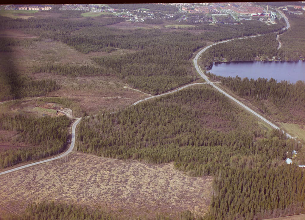 En bild från luften visar Tomtebo år 1988.