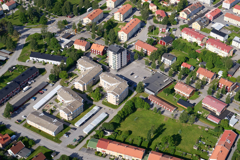 Vy över Sandbacka i Umeå 1988, med fokus på välkända landmärkena som Östra Kyrkogatan