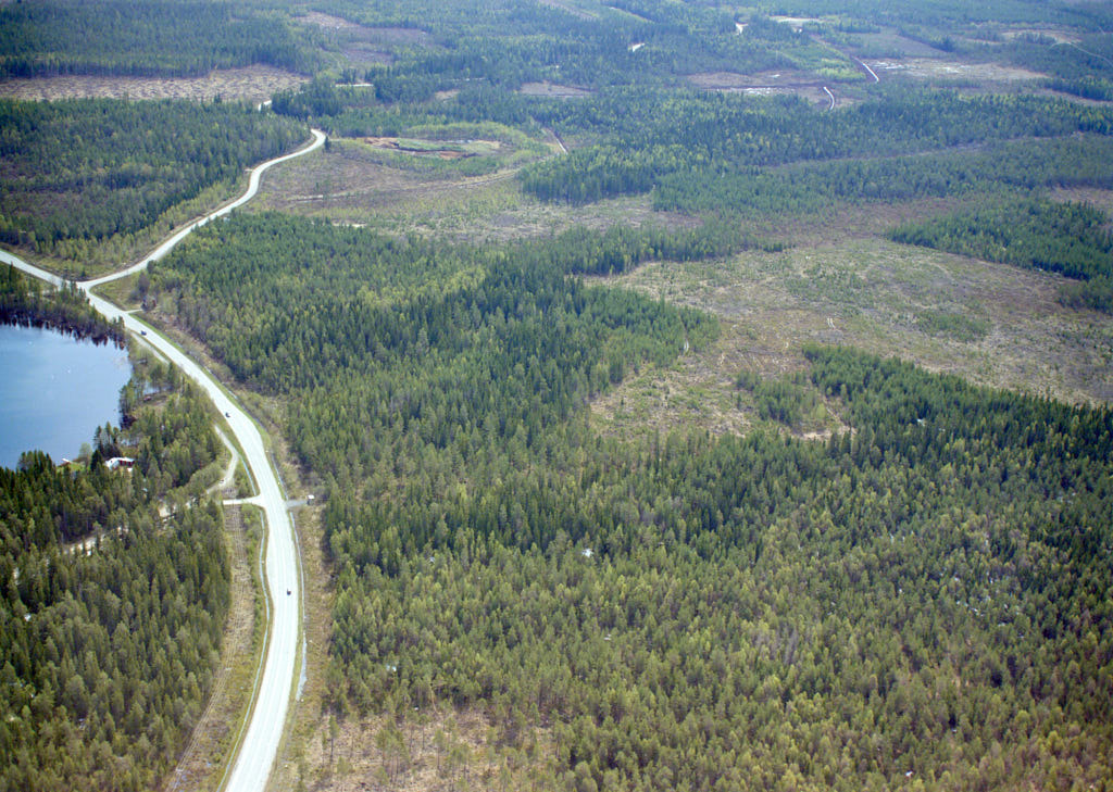 Bilden över Tomtebo i Umeå från 1988, som togs från luften, ger oss en unik möjlighet att se platsen på ett sätt som sällan är möjligt.
