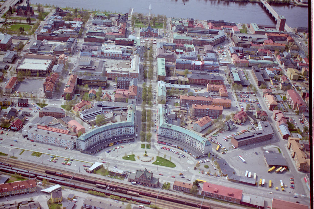 Vy över Centrala stan i Umeå 1988, med fokus på välkända landmärkena som 