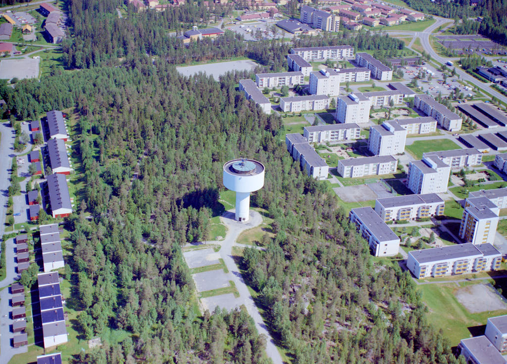 En bild av Mariehem i Umeå år 1988. Det erbjuder oss en helt annan möjlighet att få en djupare och mer detaljerad inblick i denna plats än vad vi normalt kan uppleva från marknivå.