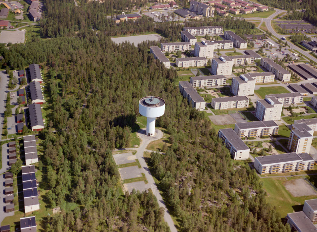 En bild av  år 1988. Det erbjuder oss en helt annan möjlighet att få en djupare och mer detaljerad inblick i denna plats än vad vi normalt kan uppleva från marknivå.