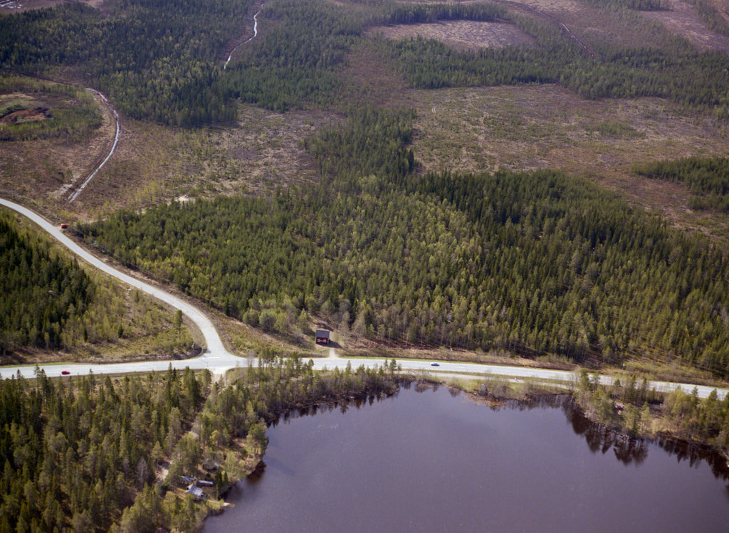 Vy över Tomtebo i Umeå 1988, med fokus på välkända landmärkena som 