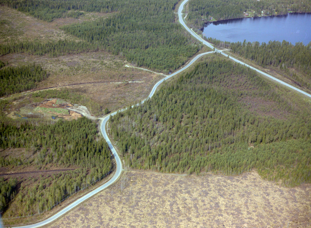 Vy över Tomtebo i Umeå 1988, med fokus på välkända landmärkena som 