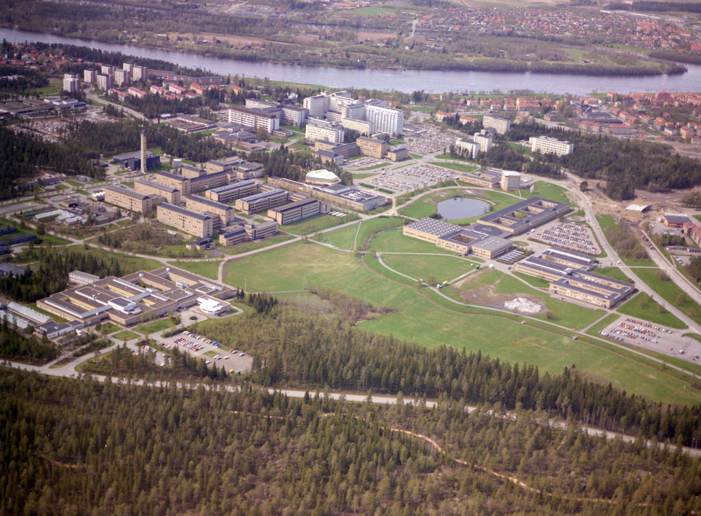 Vy över Universitetsområdet i Umeå 1988, med fokus på välkända landmärkena som 