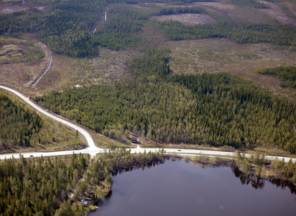 Vy över Tomtebo i Umeå 1988, med fokus på välkända landmärkena som 