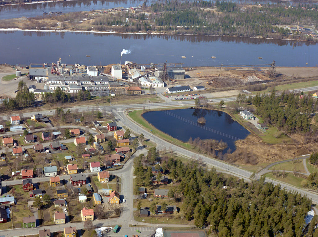 År 1988 togs bilden över Sofiehem i Umeå. Den här bilden är inte bara intressant att titta på, den är också värdefull när man planerar städer och de som vill förstå hur städer ändras över tid. Den hjälper oss att se hur Sofiehem har utvecklats och hur de passar in i staden.