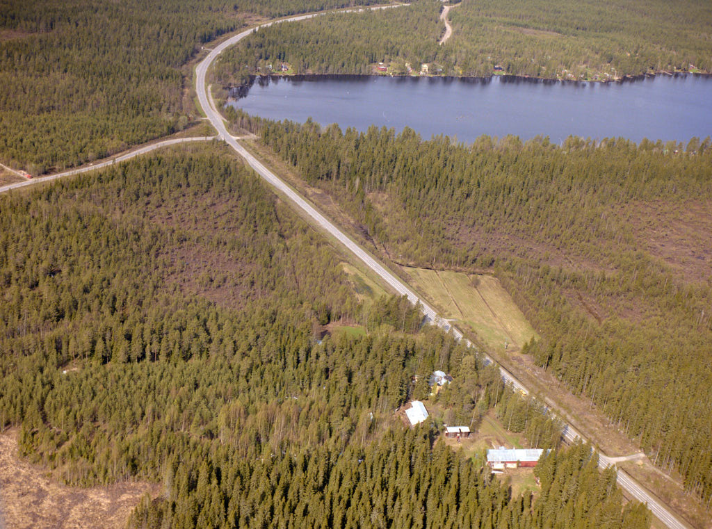 Vy över Tomtebo och Tomtebo gård i Umeå 1988, med fokus på välkända landmärkena som 