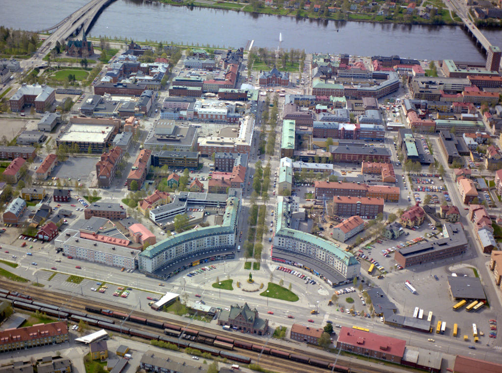 Här kan du se 1988 års flygbild över Centrala stan i Umeå. 