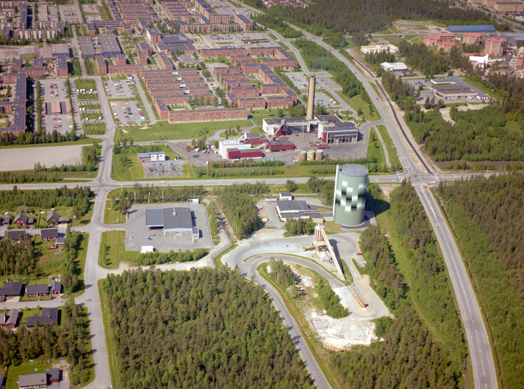 En bild av Ålidhem i Umeå år 1988. Det erbjuder oss en helt annan möjlighet att få en djupare och mer detaljerad inblick i denna plats än vad vi normalt kan uppleva från marknivå.