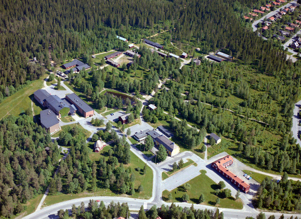 En bild av Gammlia i Umeå år 1988. Det erbjuder oss en helt annan möjlighet att få en djupare och mer detaljerad inblick i denna plats än vad vi normalt kan uppleva från marknivå.
