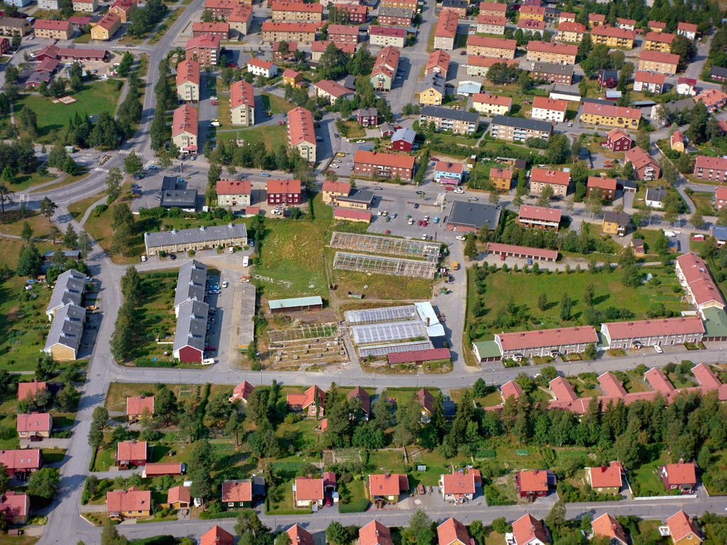 En bild av Sandbacka i Umeå år 1988. Det erbjuder oss en helt annan möjlighet att få en djupare och mer detaljerad inblick i denna plats än vad vi normalt kan uppleva från marknivå.