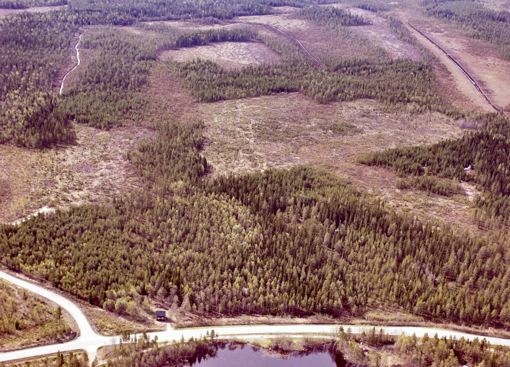 En flygbild som visar Tomtebo år 1988.