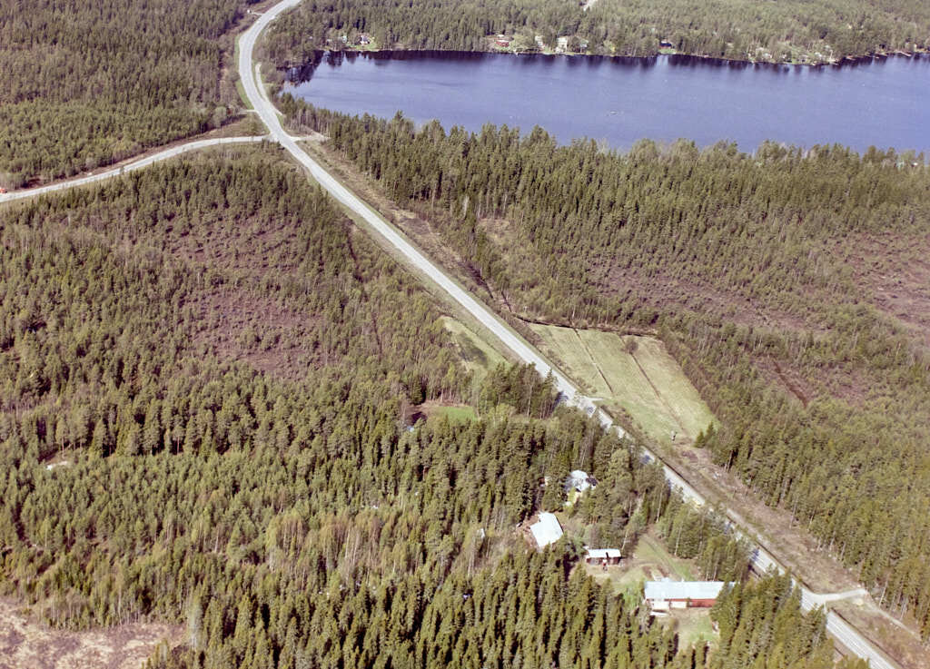 En bild från luften visar Tomtebo och Tomtebo gård år 1988.