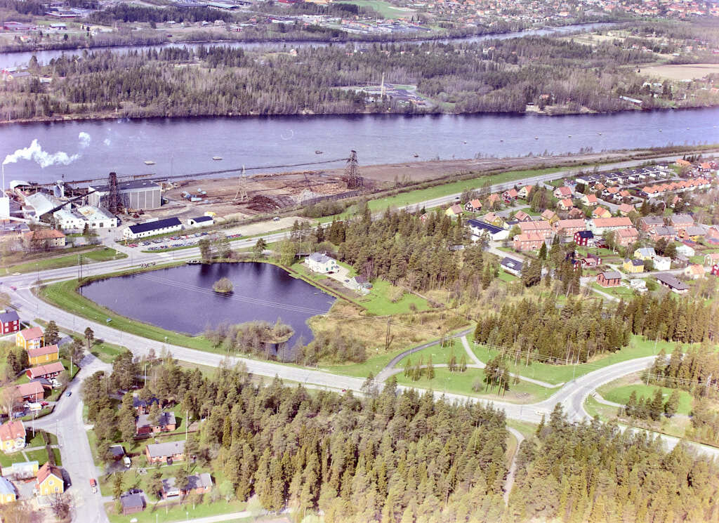 Ett flygbild av Sofiehem år 1988. Det erbjuder oss en helt annan möjlighet att få en djupare och mer detaljerad inblick i denna plats än vad vi normalt kan uppleva från marknivå.