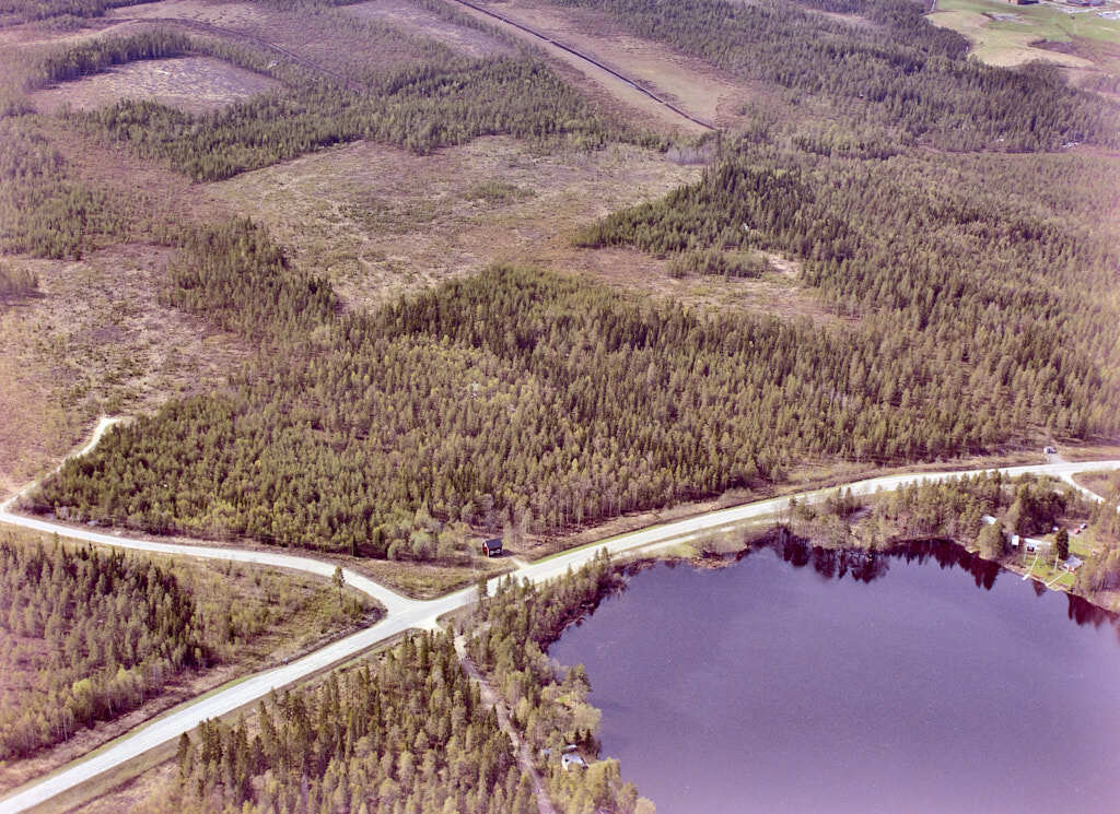 Tomtebo sett från luften år 1988.