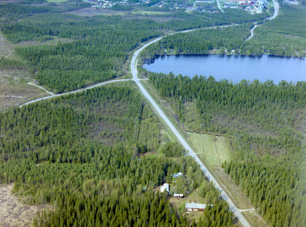 Här kan du se 1988 års flygbild över Tomtebo och Tomtebo gård. 