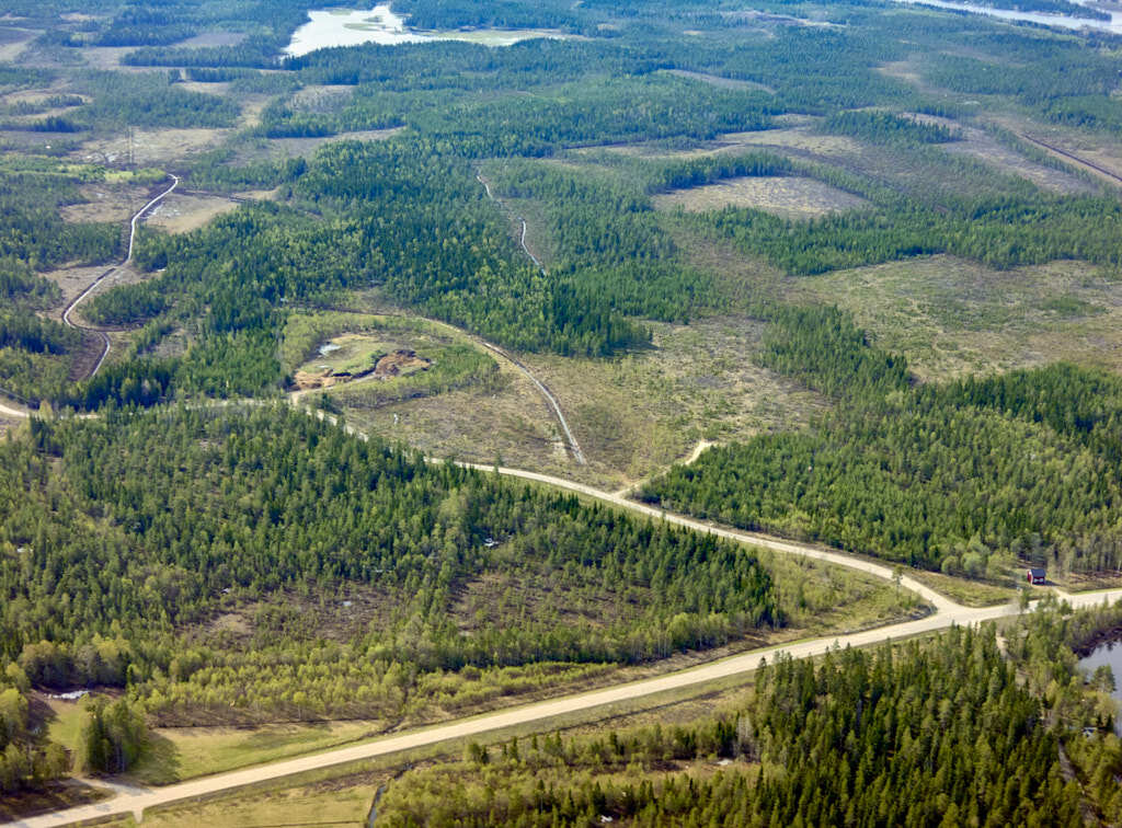 Ett flygbild av Tomtebo år 1988. Det erbjuder oss en helt annan möjlighet att få en djupare och mer detaljerad inblick i denna plats än vad vi normalt kan uppleva från marknivå.