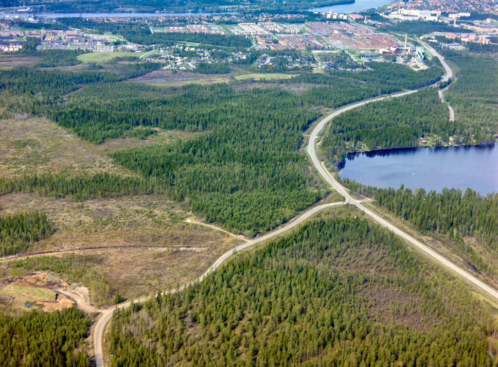 Bilden av Tomtebo från 1988, som togs från luften, ger oss en unik möjlighet att se platsen på ett sätt som sällan är möjligt.