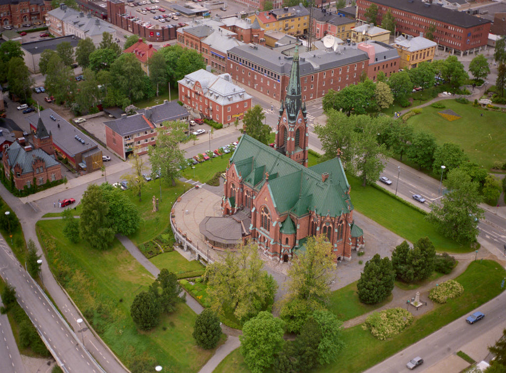 Vy över Centrala stan i Umeå 1989, med fokus på välkända landmärkena som 
