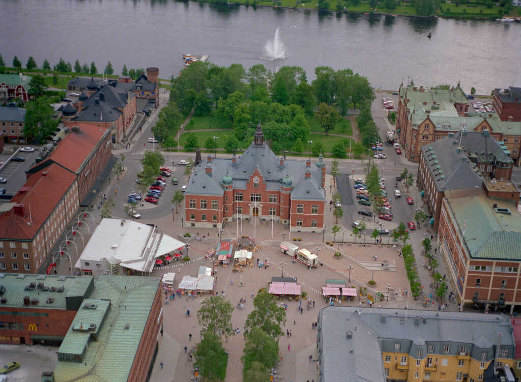 År 1989 togs bilden över Centrala stan i Umeå. Den här bilden är inte bara intressant att titta på, den är också värdefull när man planerar städer och de som vill förstå hur städer ändras över tid. Den hjälper oss att se hur Centrala stan har utvecklats och hur de passar in i staden.