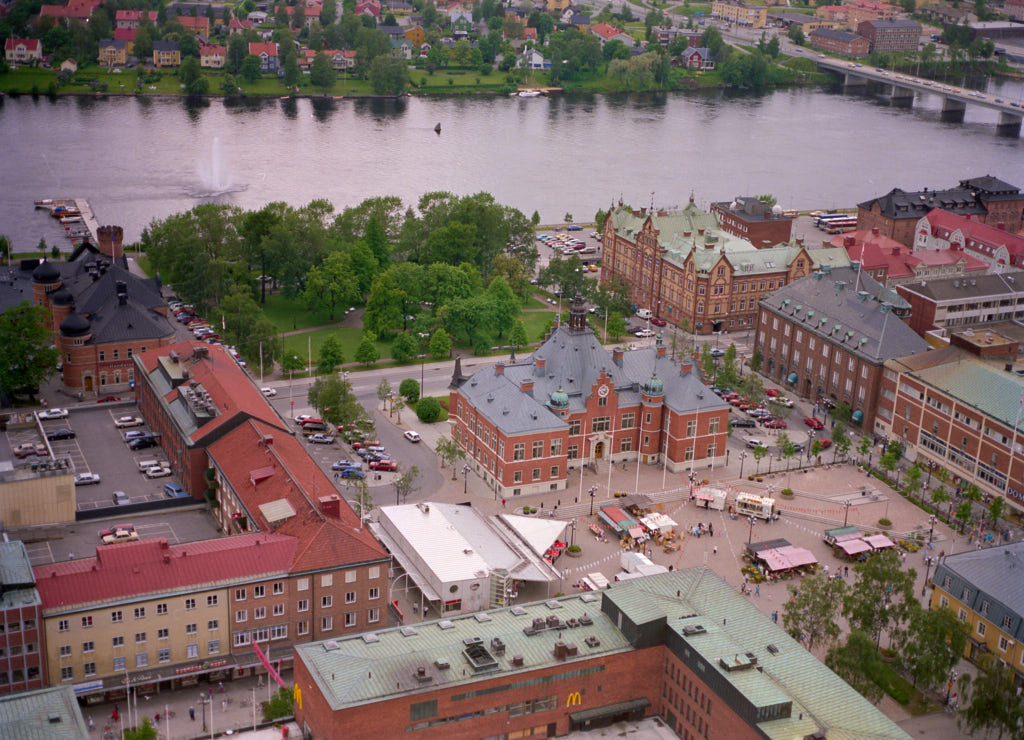 En bild av Centrala stan i Umeå år 1989. Det erbjuder oss en helt annan möjlighet att få en djupare och mer detaljerad inblick i denna plats än vad vi normalt kan uppleva från marknivå.
