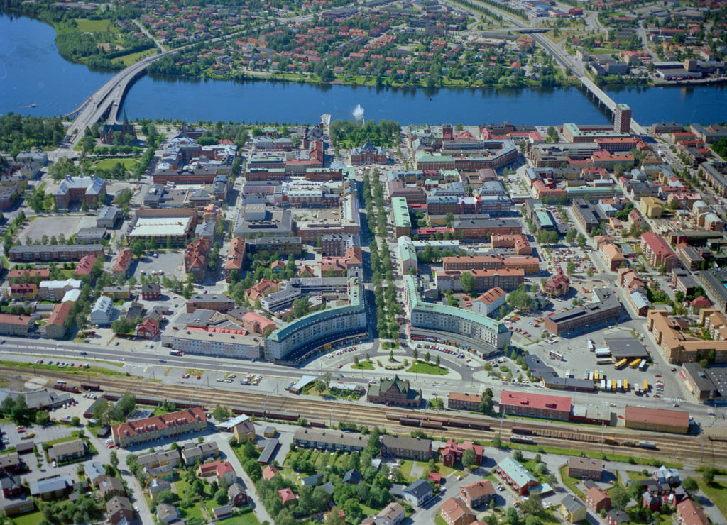 År 1989 togs bilden över Centrala stan i Umeå. Den här bilden är inte bara intressant att titta på, den är också värdefull när man planerar städer och de som vill förstå hur städer ändras över tid. Den hjälper oss att se hur Centrala stan har utvecklats och hur de passar in i staden.