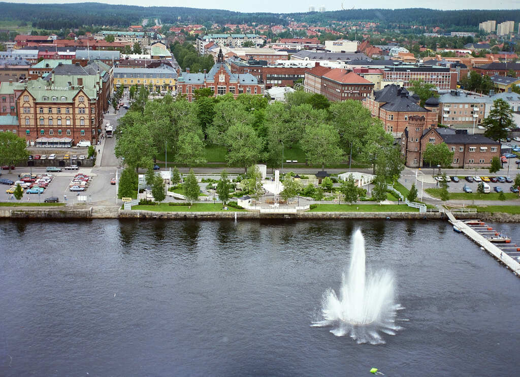 År 2023 togs flygbild över Centrala stan. Den här bilden är inte bara intressant att titta på, den är också värdefull när man planerar städer och de som vill förstå hur städer ändras över tid. Den hjälper oss att se hur Centrala stan har utvecklats och hur de passar in i staden.