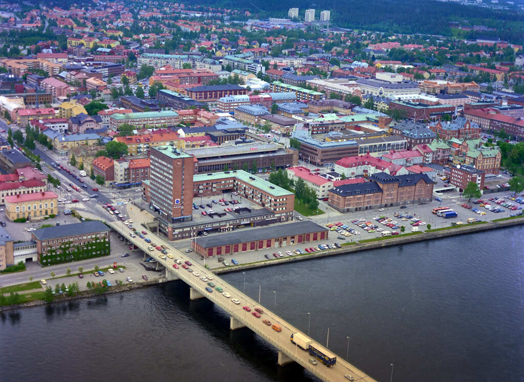 Ett flygbild av Centrala stan år 1989. Det erbjuder oss en helt annan möjlighet att få en djupare och mer detaljerad inblick i denna plats än vad vi normalt kan uppleva från marknivå.