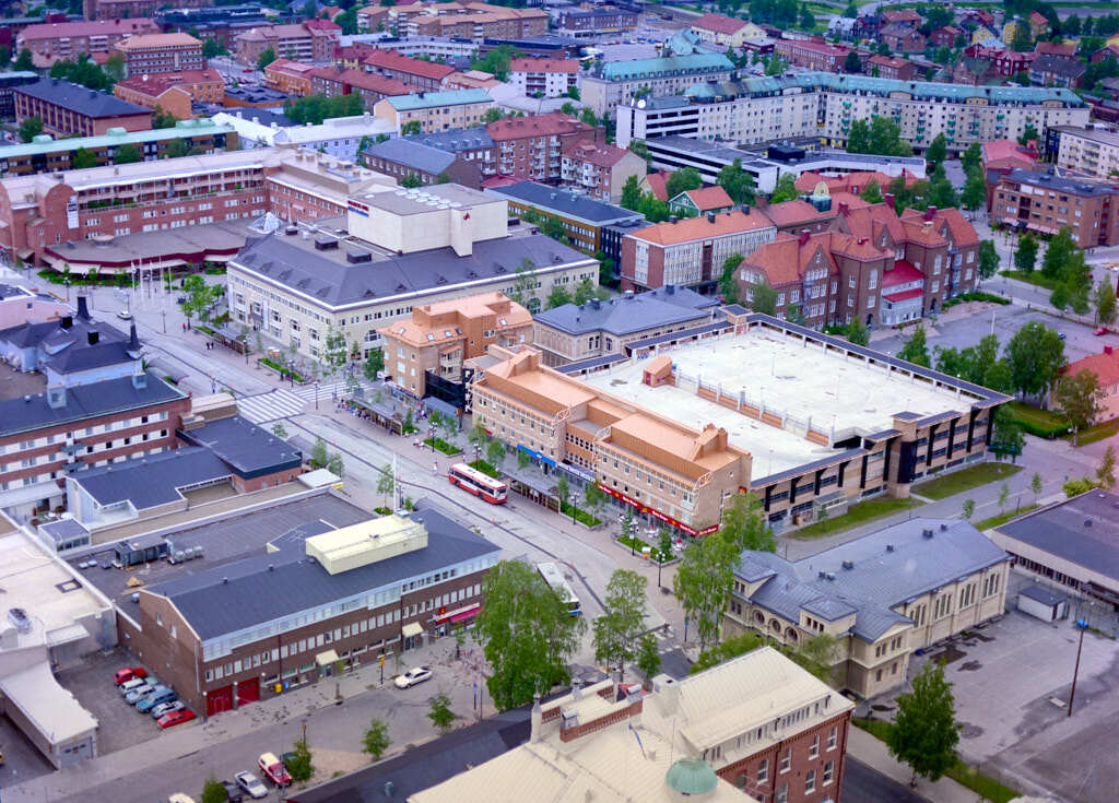 Ett flygbild av Centrala stan år 1989. Det erbjuder oss en helt annan möjlighet att få en djupare och mer detaljerad inblick i denna plats än vad vi normalt kan uppleva från marknivå.