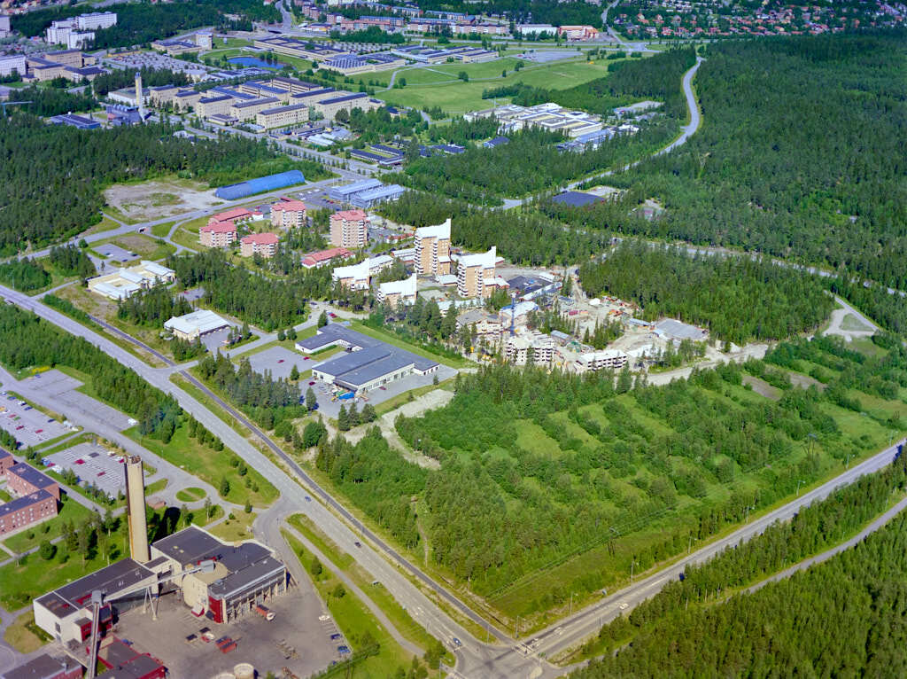 Ett flygbild av Universitetsområdet år 1989. Det erbjuder oss en helt annan möjlighet att få en djupare och mer detaljerad inblick i denna plats än vad vi normalt kan uppleva från marknivå.