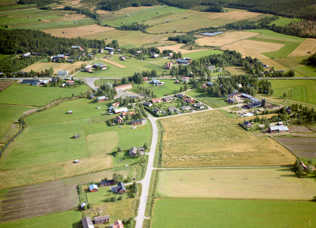 Här kan du se 1990 års flygbild över Hissjö. 