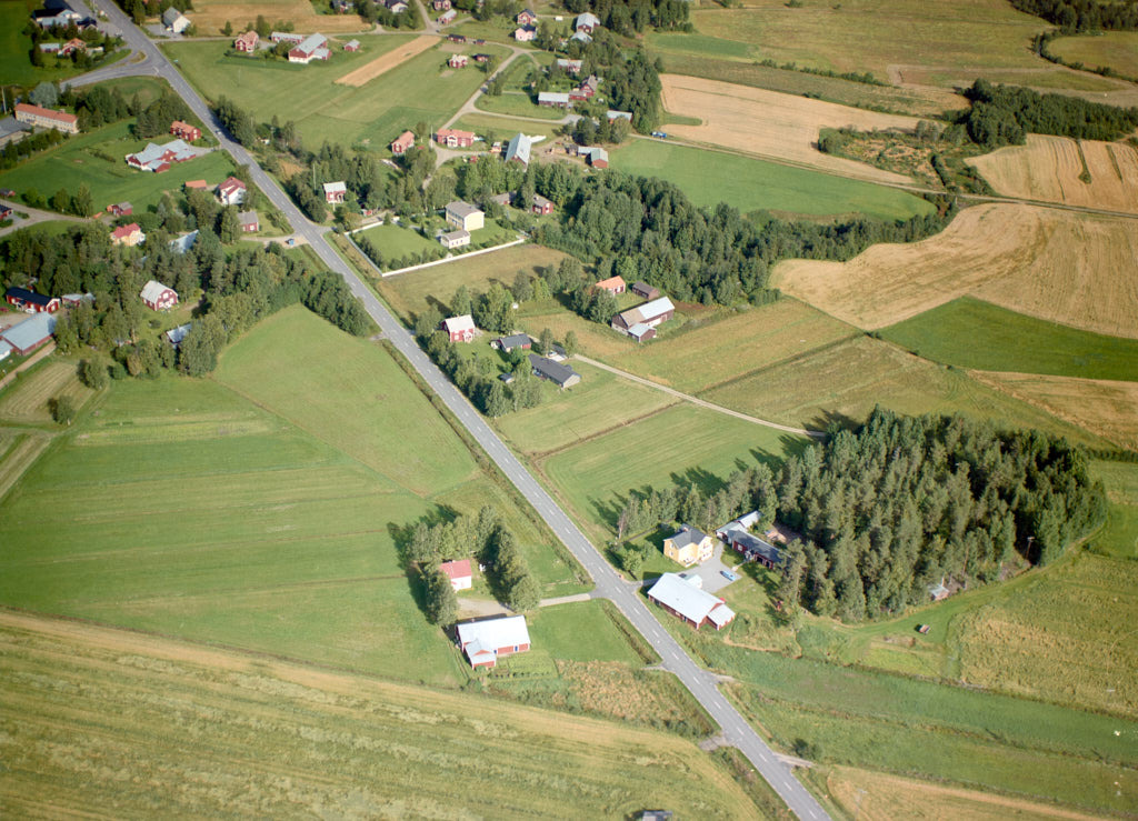 En bild från luften visar Hissjö år 1990.