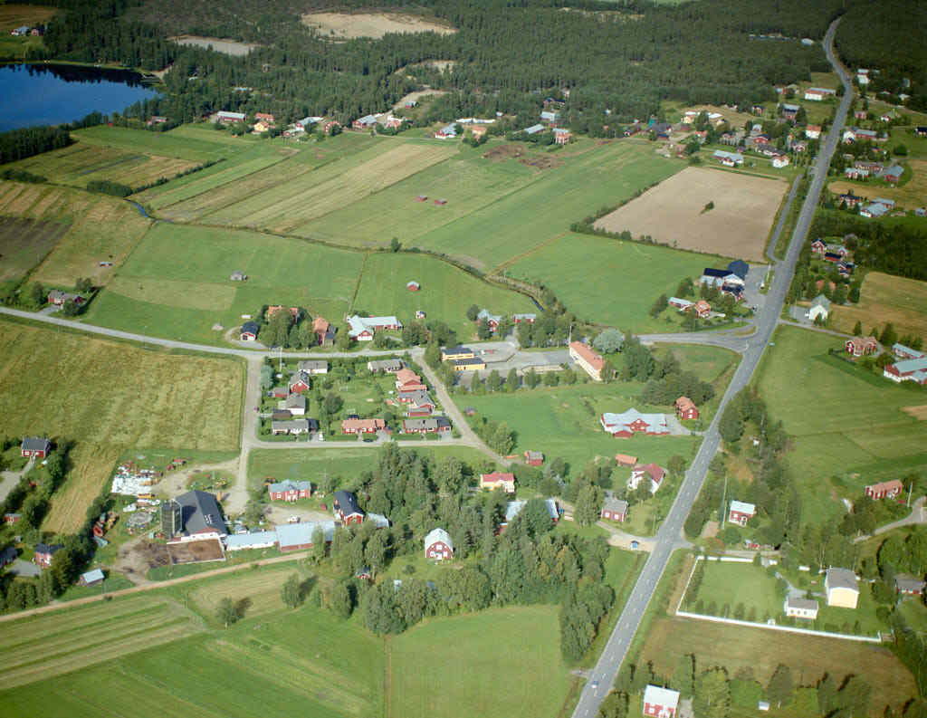 Här kan du se 1990 års flygbild över Hissjö. 