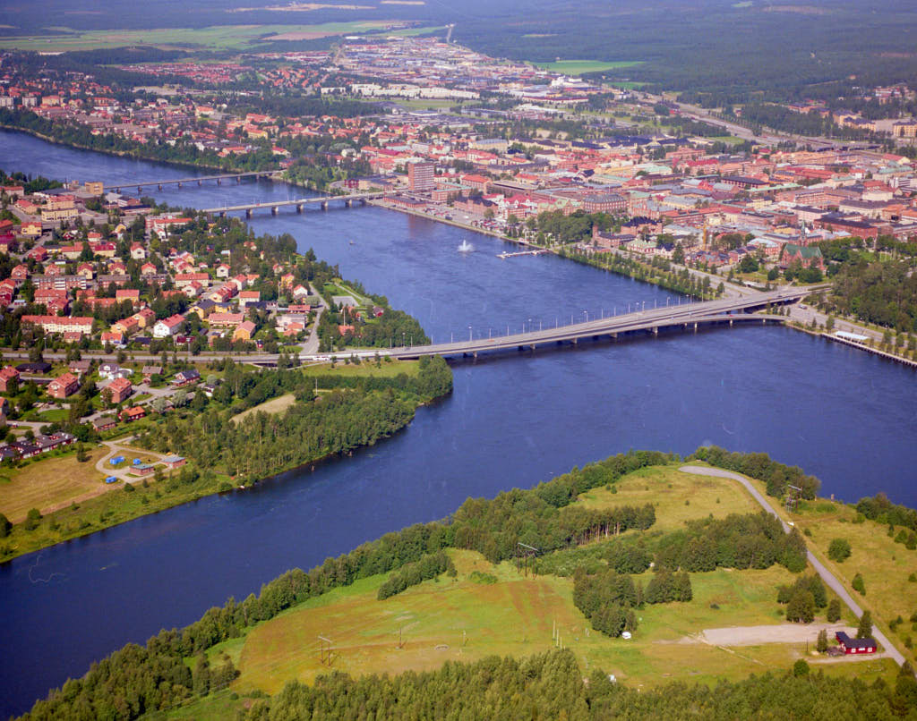Bilden över Centrala stan, Ön och Teg i Umeå från 1990, som togs från luften, ger oss en unik möjlighet att se platsen på ett sätt som sällan är möjligt.