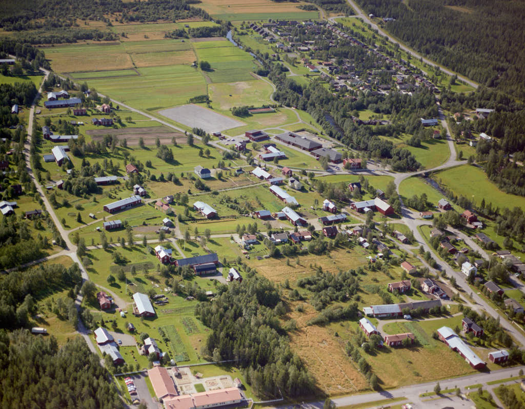 Vy över Ersmark 1990, med fokus på välkända landmärkena som 