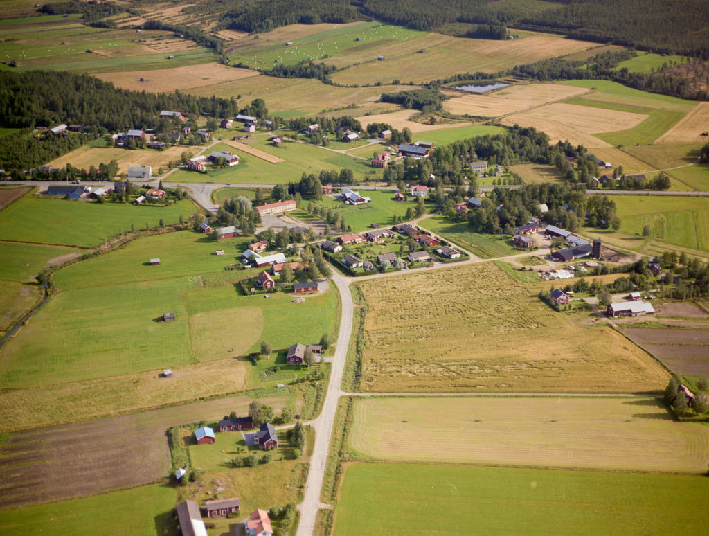 En bild av Hissjö år 1990. Det erbjuder oss en helt annan möjlighet att få en djupare och mer detaljerad inblick i denna plats än vad vi normalt kan uppleva från marknivå.
