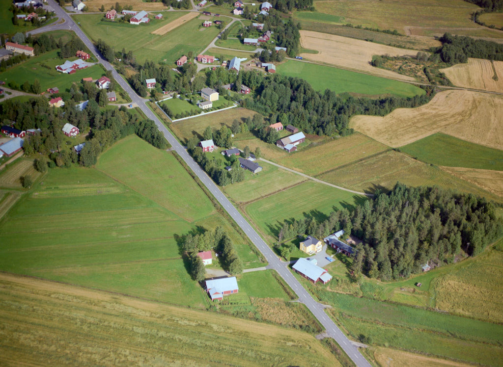 En bild av Hissjö år 1990. Det erbjuder oss en helt annan möjlighet att få en djupare och mer detaljerad inblick i denna plats än vad vi normalt kan uppleva från marknivå.