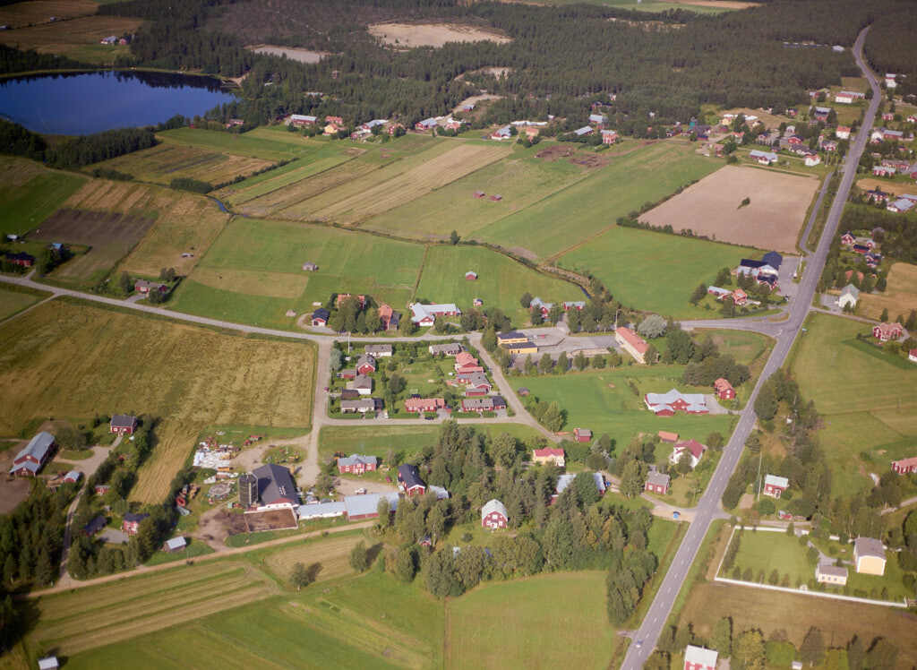 År 1990 togs bilden över Hissjö. Den här bilden är inte bara intressant att titta på, den är också värdefull när man planerar städer och de som vill förstå hur städer ändras över tid. Den hjälper oss att se hur Hissjö har utvecklats och hur de passar in i staden.