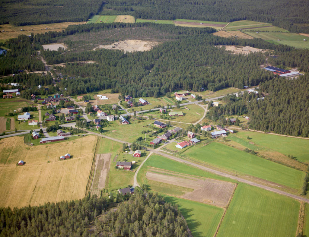 År 1990 togs bilden över Hissjö. Den här bilden är inte bara intressant att titta på, den är också värdefull när man planerar städer och de som vill förstå hur städer ändras över tid. Den hjälper oss att se hur Hissjö har utvecklats och hur de passar in i staden.