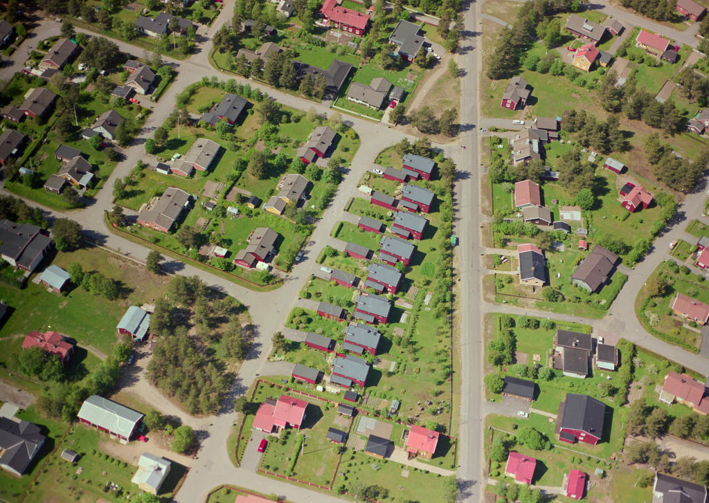 En bild av Röbäck i Umeå år 1990. Det erbjuder oss en helt annan möjlighet att få en djupare och mer detaljerad inblick i denna plats än vad vi normalt kan uppleva från marknivå.