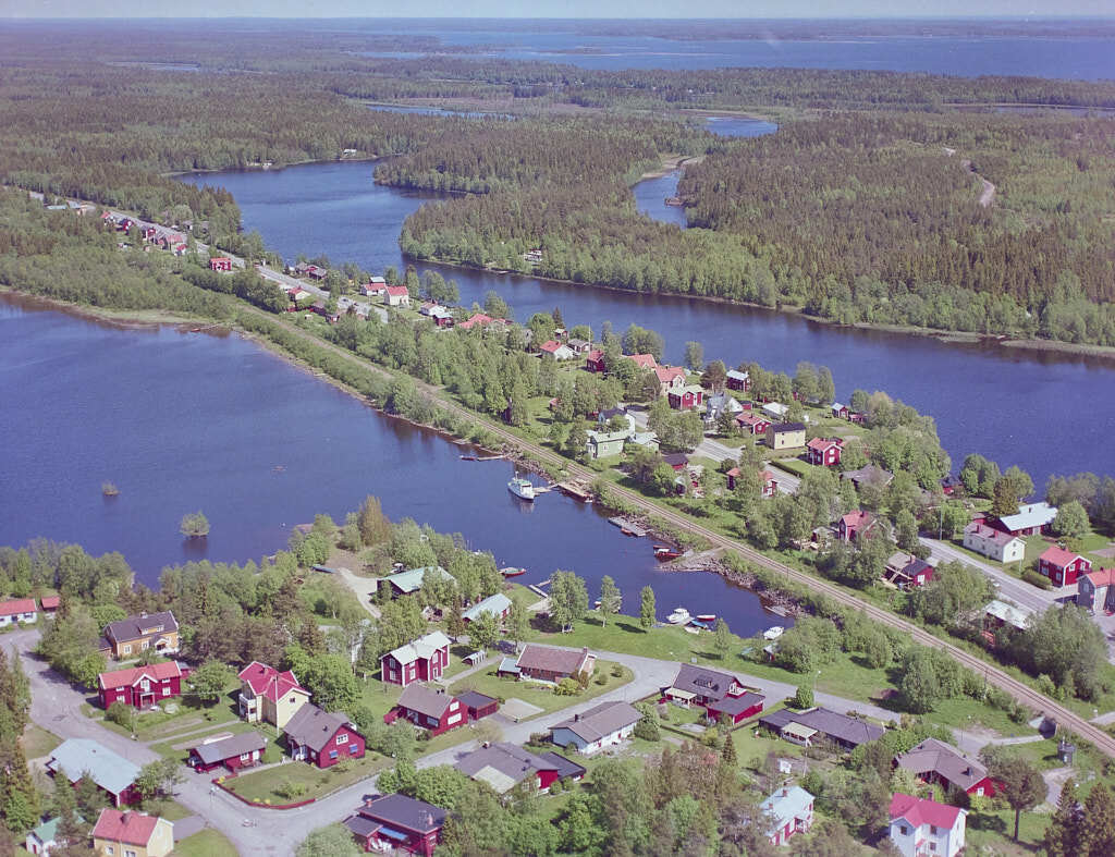 År 2023 togs flygbild över Holmsund. Den här bilden är inte bara intressant att titta på, den är också värdefull när man planerar städer och de som vill förstå hur städer ändras över tid. Den hjälper oss att se hur Holmsund har utvecklats och hur de passar in i staden.