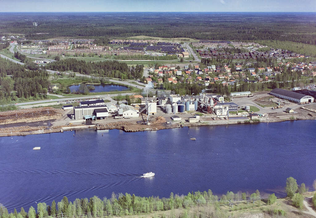 En flygbild som visar Gimonäs och Bowaters år 1990.