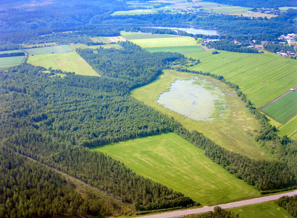 År 2023 togs flygbild över Prästsjön. Den här bilden är inte bara intressant att titta på, den är också värdefull när man planerar städer och de som vill förstå hur städer ändras över tid. Den hjälper oss att se hur Prästsjön har utvecklats och hur de passar in i staden.