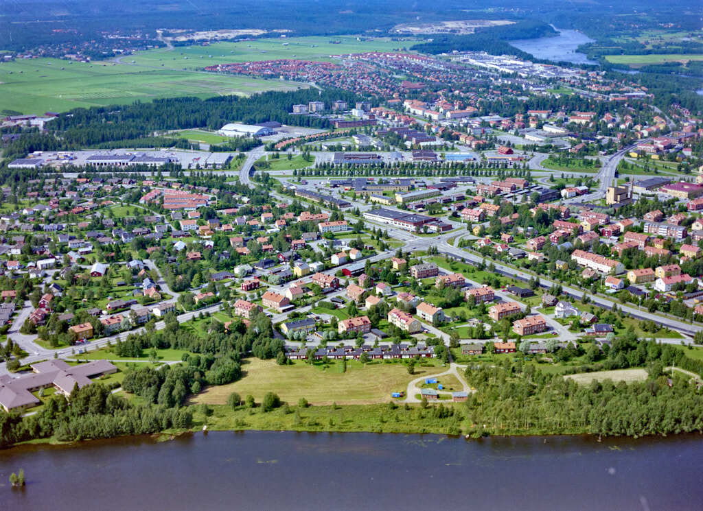 Bilden av Teg från 1990, som togs från luften, ger oss en unik möjlighet att se platsen på ett sätt som sällan är möjligt.