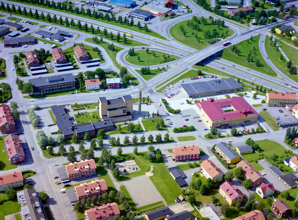 Ett flygbild av Teg år 1990. Det erbjuder oss en helt annan möjlighet att få en djupare och mer detaljerad inblick i denna plats än vad vi normalt kan uppleva från marknivå.