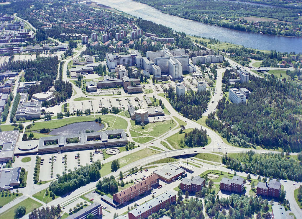 År 2023 togs flygbild över Universitetsområdet. Den här bilden är inte bara intressant att titta på, den är också värdefull när man planerar städer och de som vill förstå hur städer ändras över tid. Den hjälper oss att se hur Universitetsområdet har utvecklats och hur de passar in i staden.