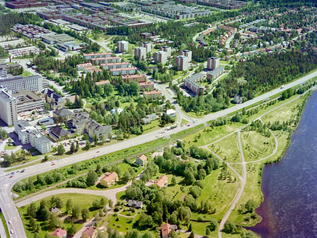 År 2023 togs flygbild över Öbacka. Den här bilden är inte bara intressant att titta på, den är också värdefull när man planerar städer och de som vill förstå hur städer ändras över tid. Den hjälper oss att se hur Öbacka har utvecklats och hur de passar in i staden.